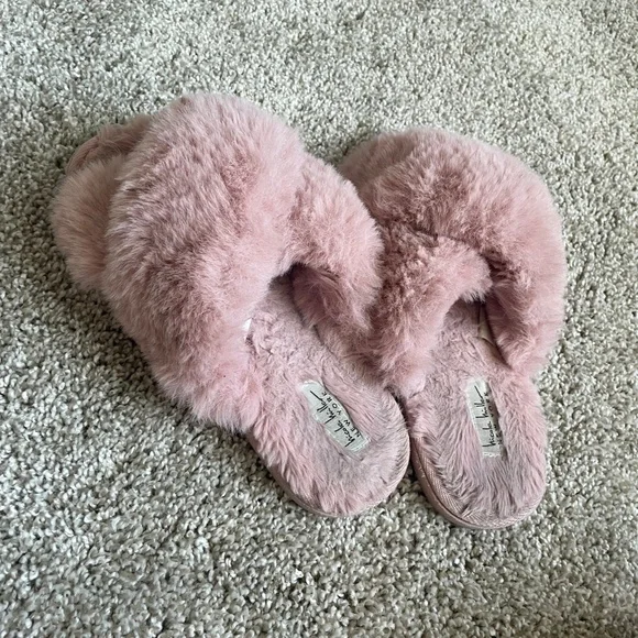 Pink fuzzy slippers - Picture 12 of 13